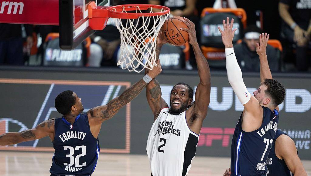NBA-东契奇压哨绝杀快船，终结对手四连胜登顶西部引热议